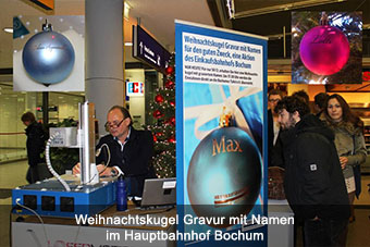 Weihnachtskugel Gravur mit Namen im Hauptbahnhof Bochum