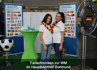 Fanschminken zur WM im Hauptbahnhof Dortmund
